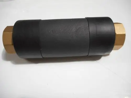 Schwarzes Anschlussrohr mit zwei goldenen Sechskantmuttern an den Enden, verwendet in Heizungsanlagen, möglicherweise von der Marke Remeha.